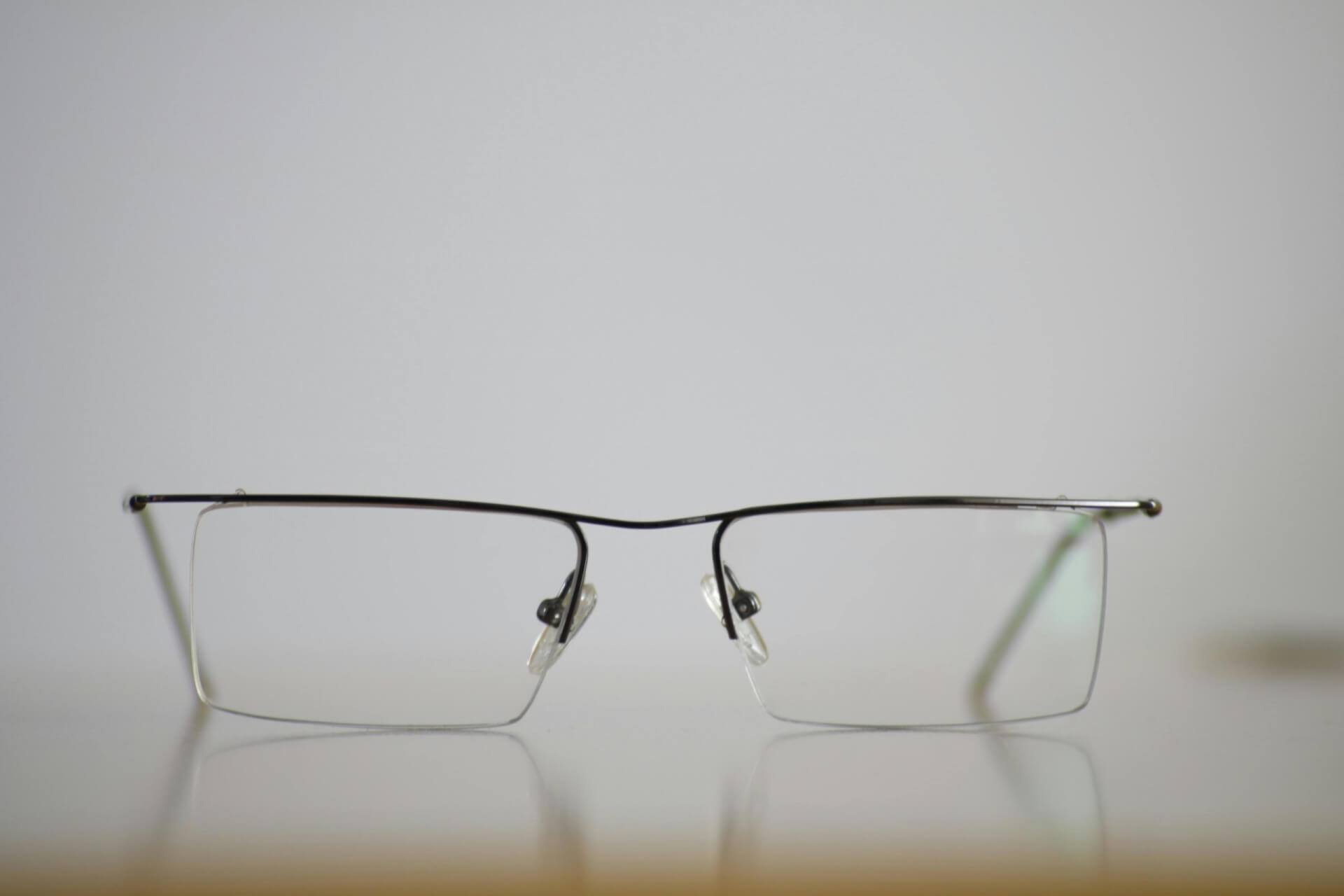 Photographie en gros plan d'une paie de lunettes ouvertes et pos&eacute;es sur une table
